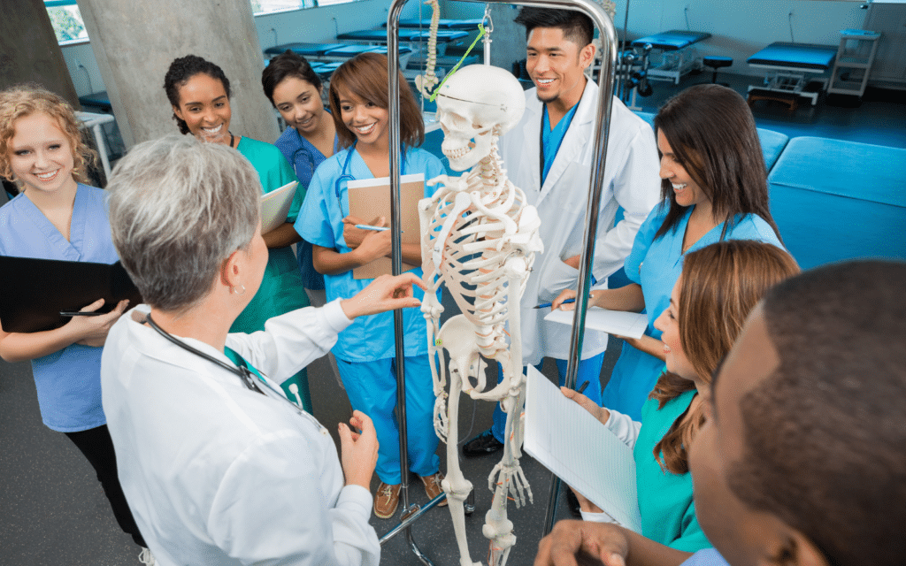 Se reconvertir dans la formation en santé après les soins