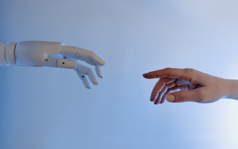 Une main de robot avec IA et une main d'humain se repprochent