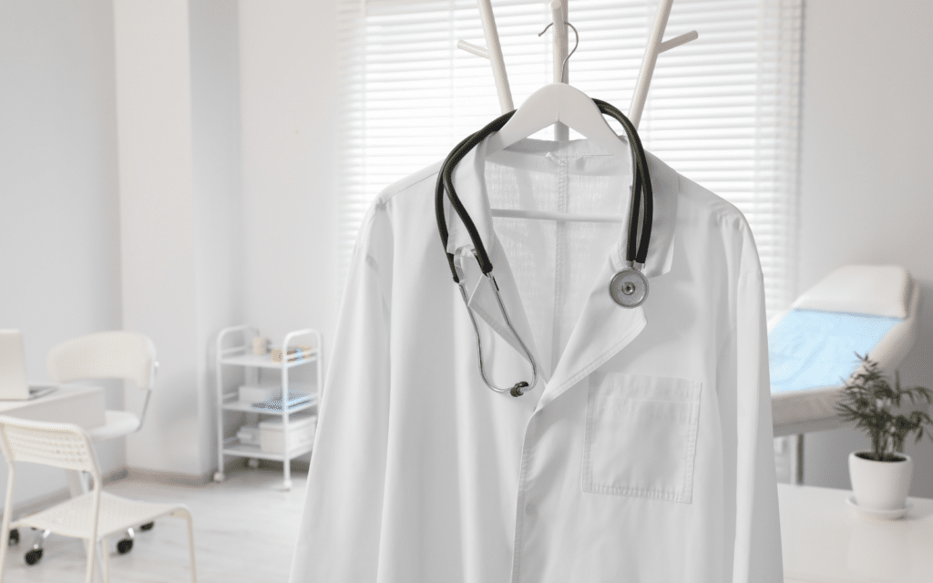blouse accrochée pour assumer ta reconversion après médecin