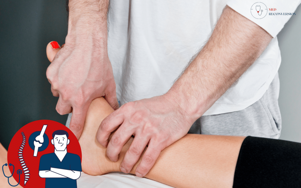 photo d'un médecin ostéopathe qui manipule la cheville d'une patiente